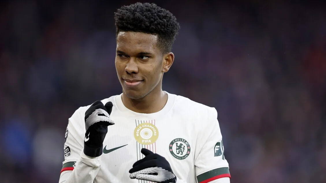 Lesão encerra temporada de Estevão no Chelsea e deixa presença nos Mundiais em dúvida