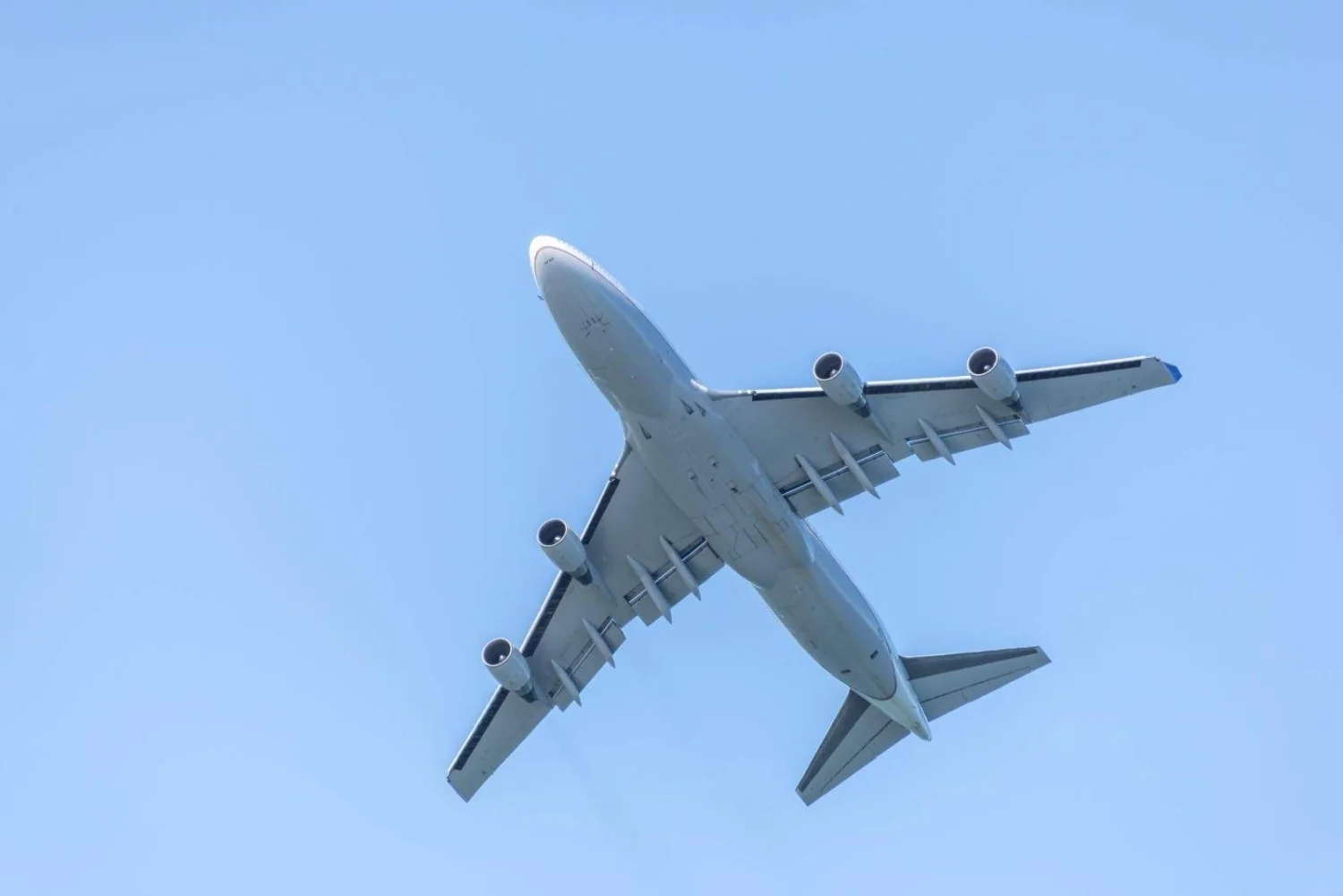 Estreito de Ormuz reabre, mas IATA avisa: meses até normalizar combustível e tarifas