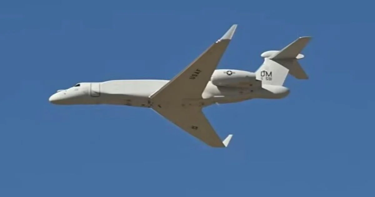 EUA enviam à Europa dois aviões de guerra eletrônica EA-37B da L3Harris; movimento mira Golfo e reforça alianças