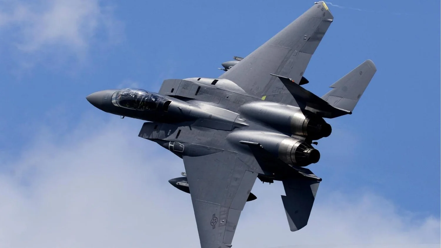 Forças dos EUA resgatam piloto após queda do F-15E; Irã nega operação de salvamento