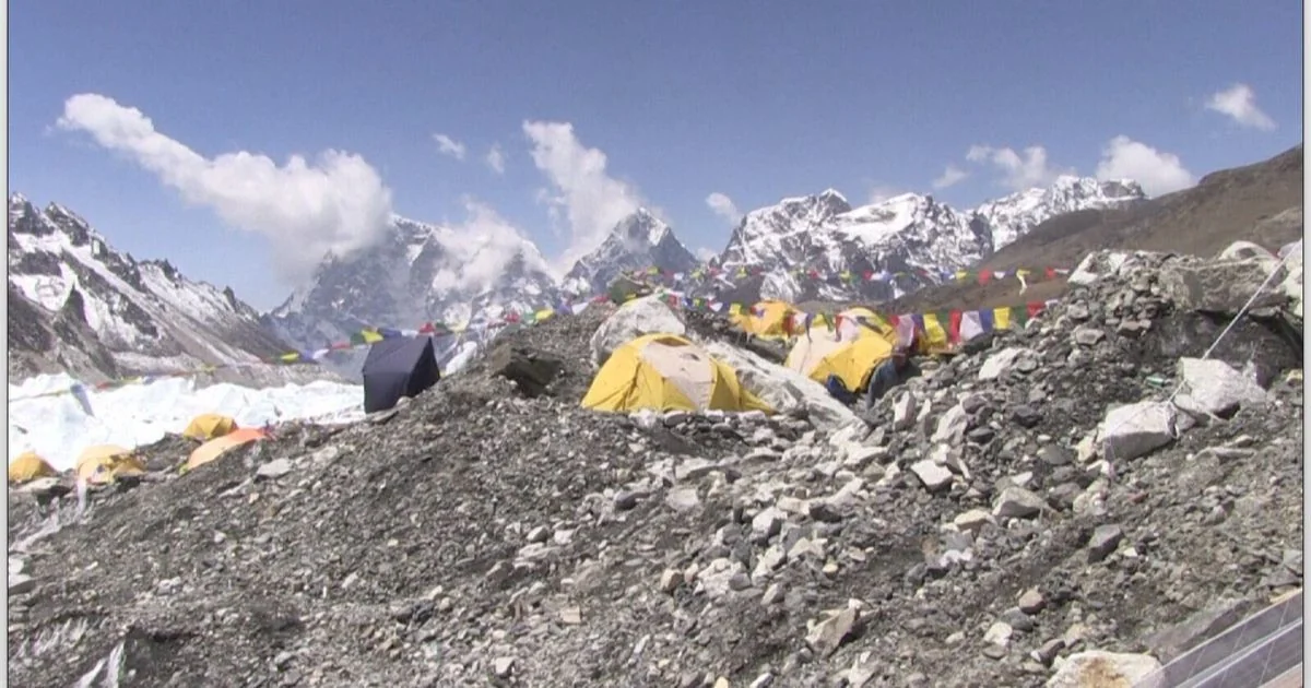 Everest bloqueado por um seracco de 30 m: risco de engarrafamento de alpinistas na temporada