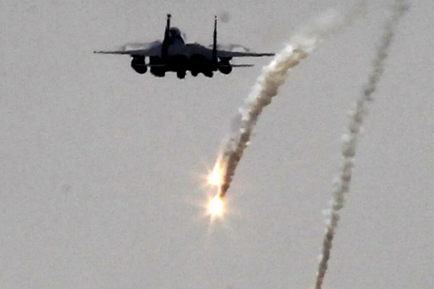 F-15 abatido no Irã: buscas por pilotos americanos evocam os fantasmas dos prisioneiros de guerra