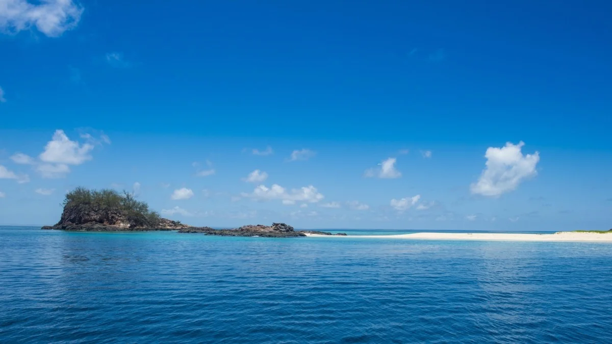 Navio de cruzeiro Fiji Princess encalha em Monuriki (Fiji) e acende alerta por risco ambiental