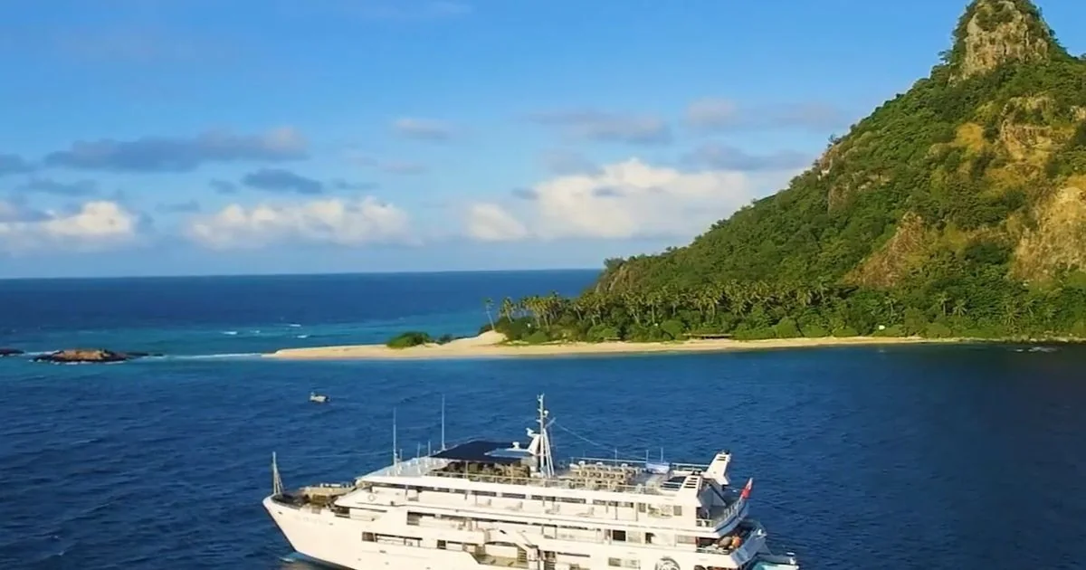 Navio de cruzeiro Fiji Princess encalha em Monuriki; riscos ambientais e operação de resgate em curso