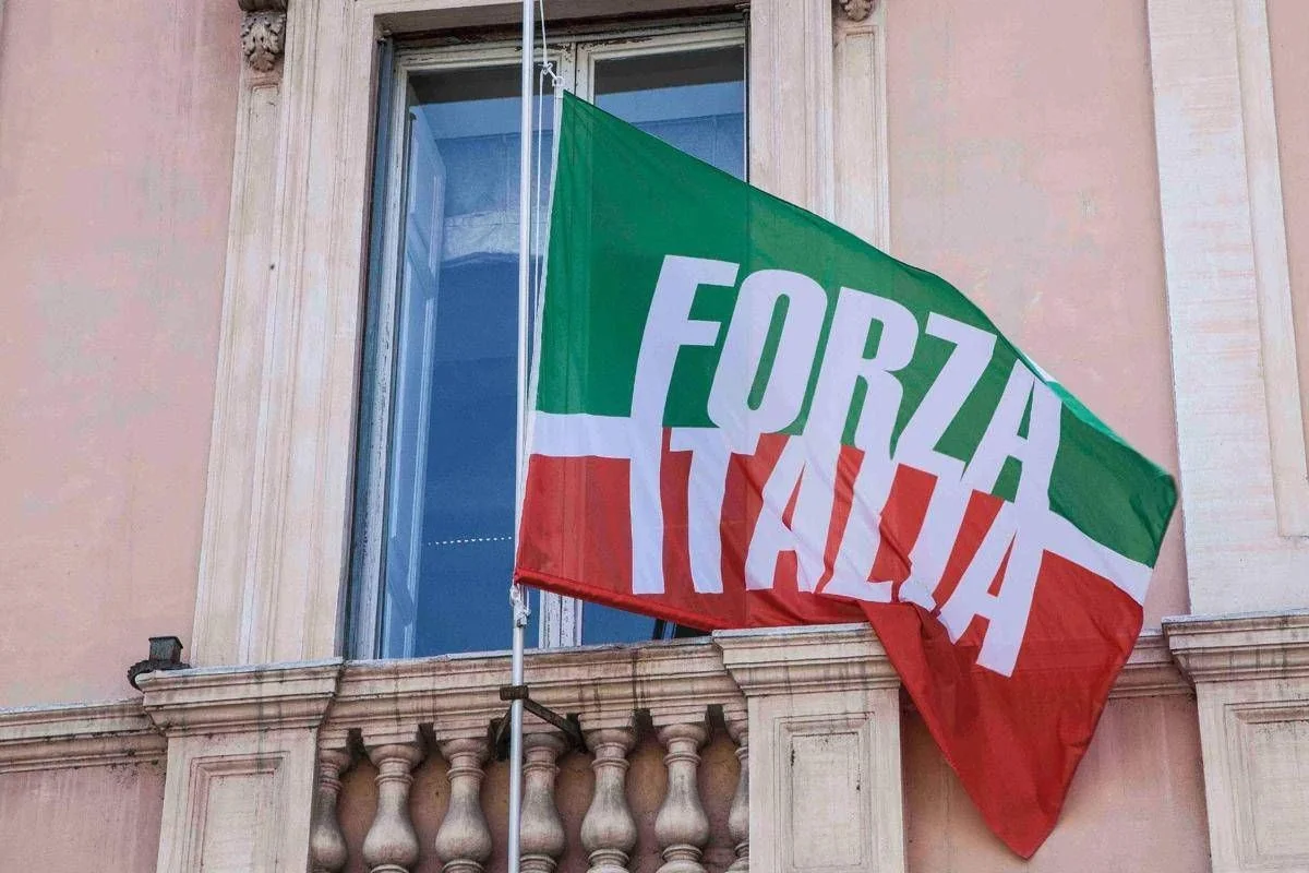 Forza Italia em alerta: Berlusconi e Tajani pedem unidade; Enrico Costa surge como ponte para pacificação
