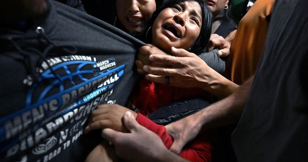 Foto da família de migrantes separada pela ICE é eleita Foto do Ano no World Press Photo 2026