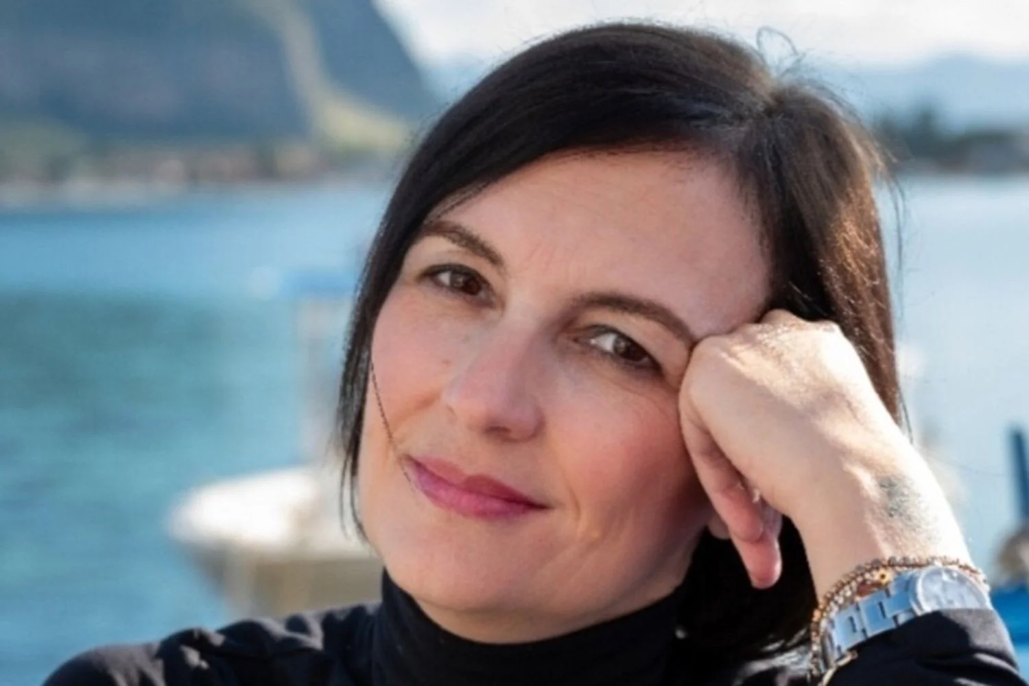 Francesca Maccani retorna ao Trentino com 'Il tuo nome nel bosco', romance sobre memória e fronteira