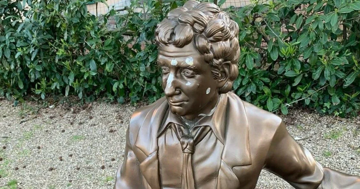 Vandalizada estátua de Francesco Nuti em Cavriglia; prefeitura promete reparos e investigação