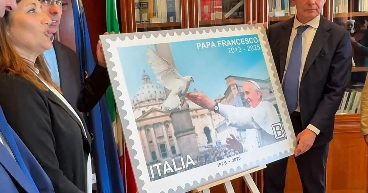 Francobollo em homenagem a Papa Francisco é apresentado em Roma no primeiro aniversário de sua morte
