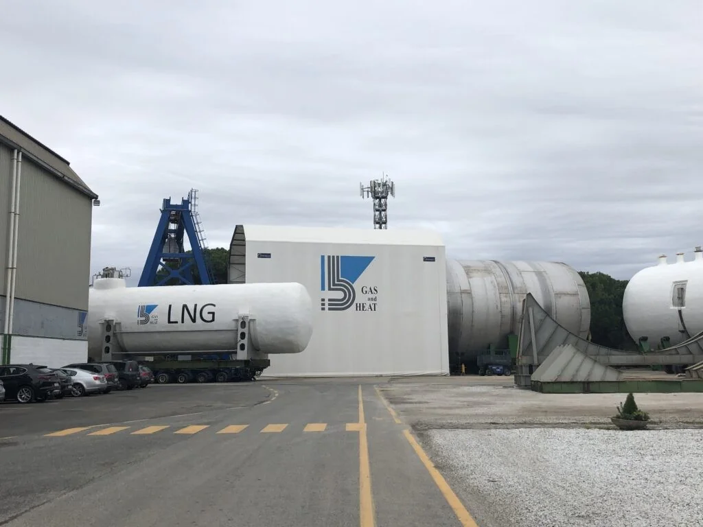 Fraude nos fundos da UE para o GNL: três condenados na Itália e risco à segurança energética