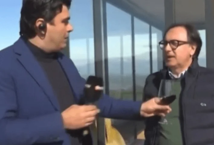 Gafe ao vivo no Uno Mattina: repórter entrega microfone... a um cálice de vinho