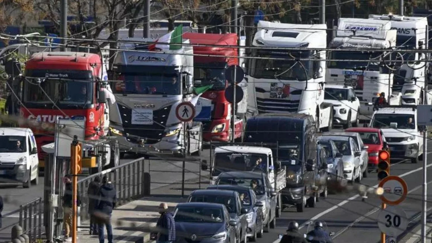 Greve dos caminhoneiros na Itália: paradas em série e o impacto do alto preço do diesel