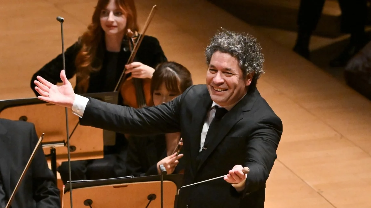 Gustavo Dudamel leva esperança ao San Carlo: espetáculo com Marina Abramović e reflexões sobre o Venezuela