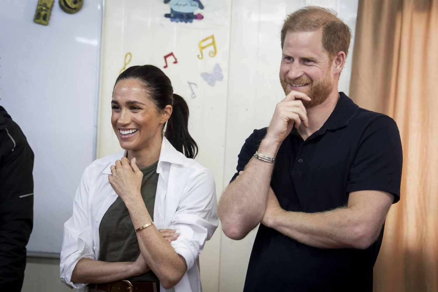 Harry e Meghan reafirmam laços com Netflix ao participarem de festa em Montecito; rumores de ruptura desmentidos