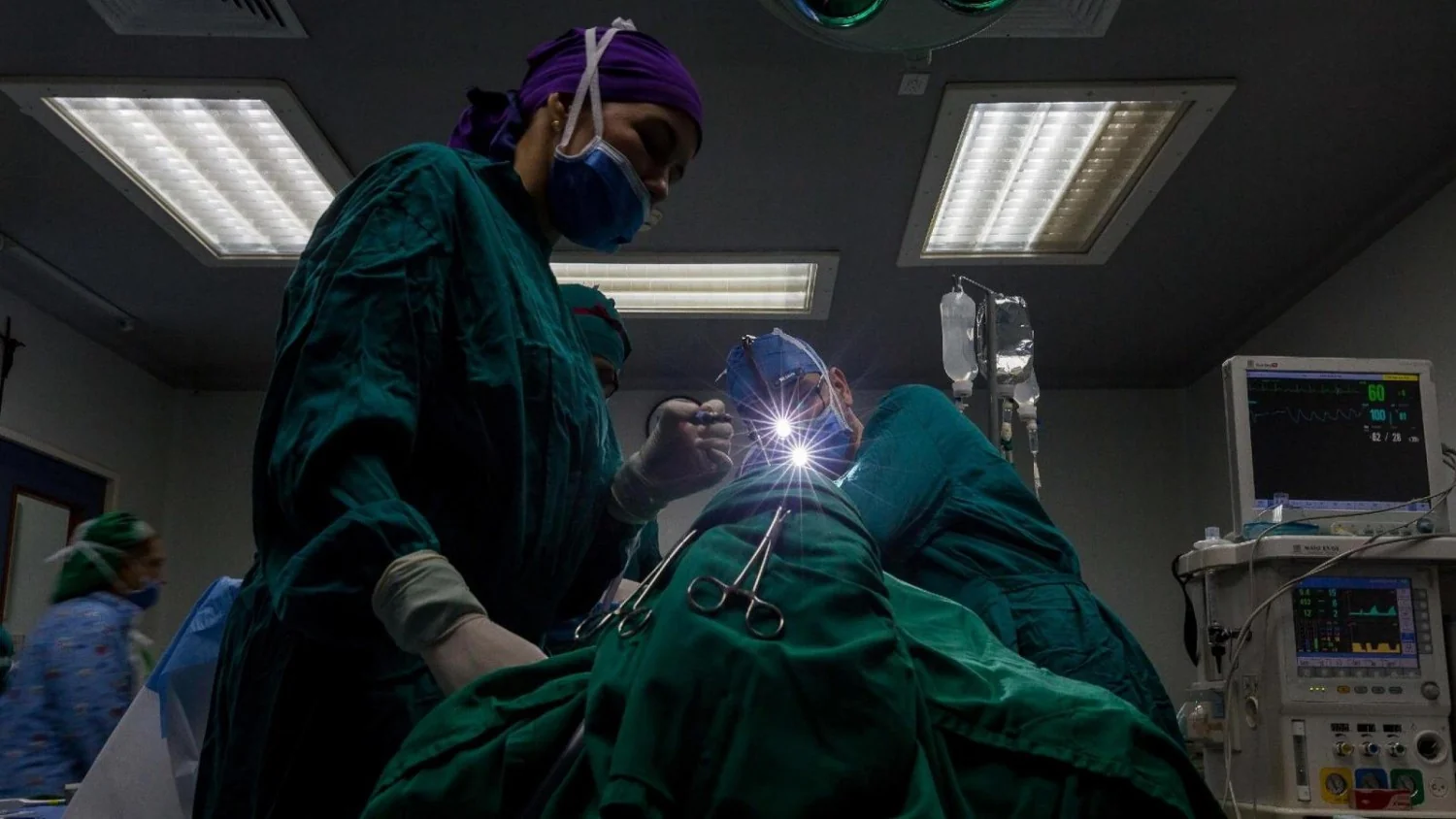 Em Torino, tumor de cólon removido com paciente acordado usando hipnose clínica e anestesia local