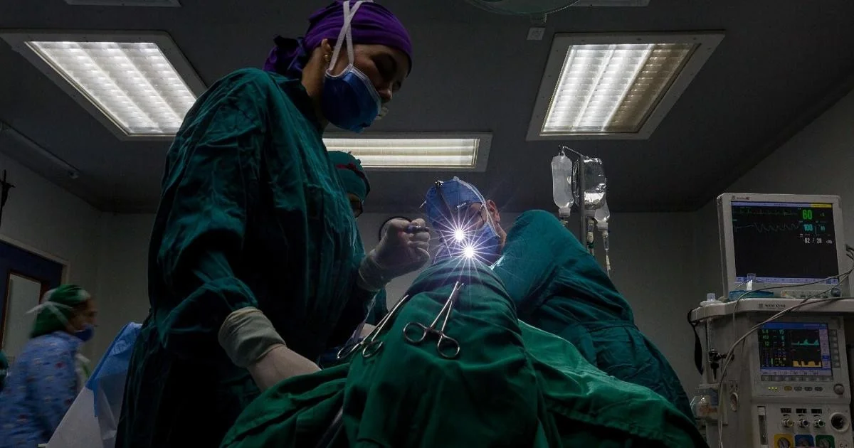 Hipnose substitui anestesia geral em cirurgia: tumor do cólon retirado com paciente acordado em Turim