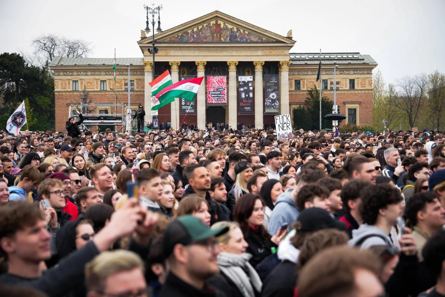 Ungheria: mega concerto de jovens desafia Orbán na véspera da eleição decisiva