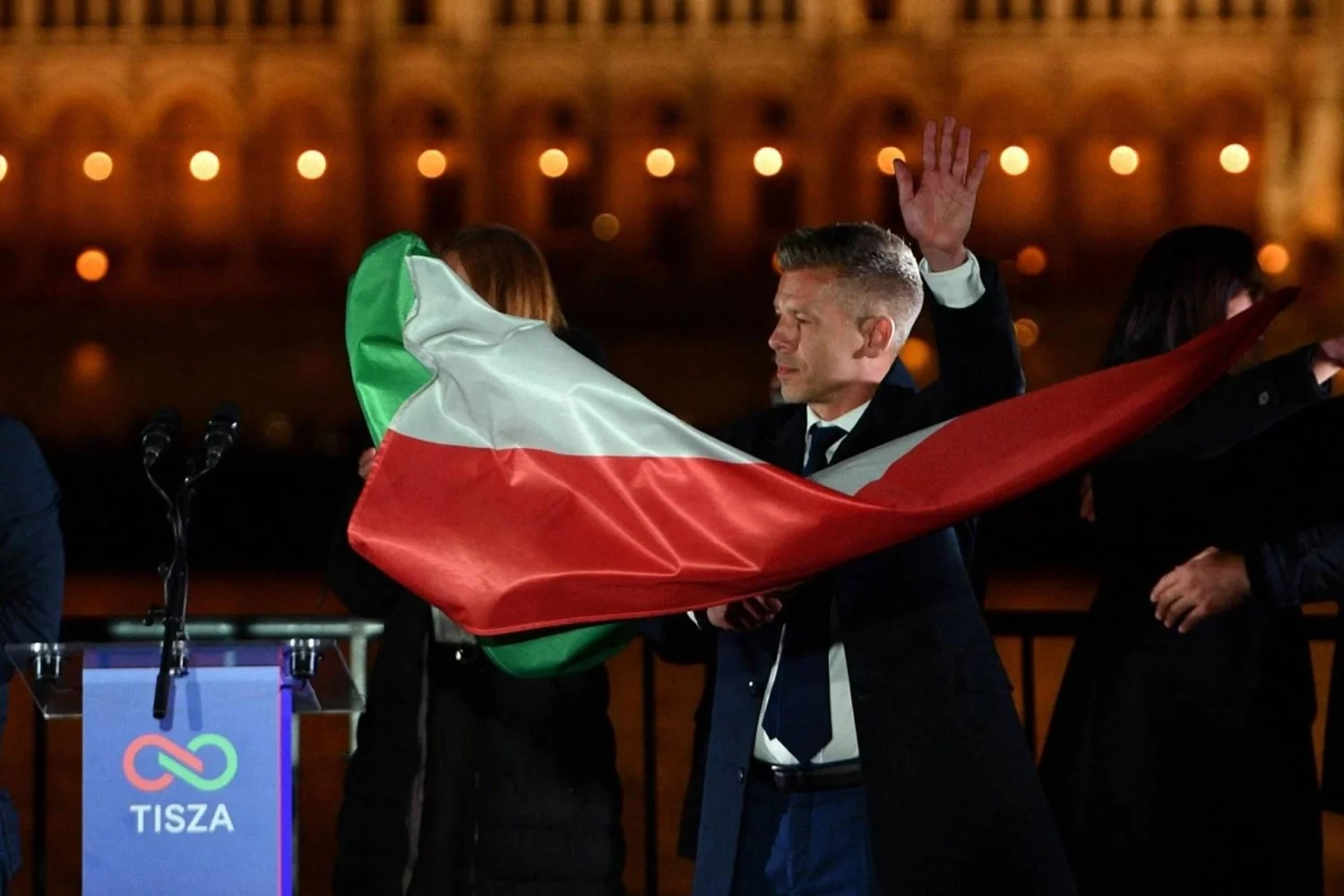 Fim da era Orbán: Tisza e Peter Magyar conquistam maioria de dois terços na Hungria