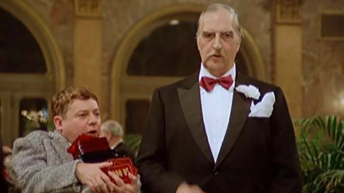50 anos de Il secondo tragico Fantozzi: por que a janela de uma cena cult e o destino do professor Ricciardelli fascinam fãs