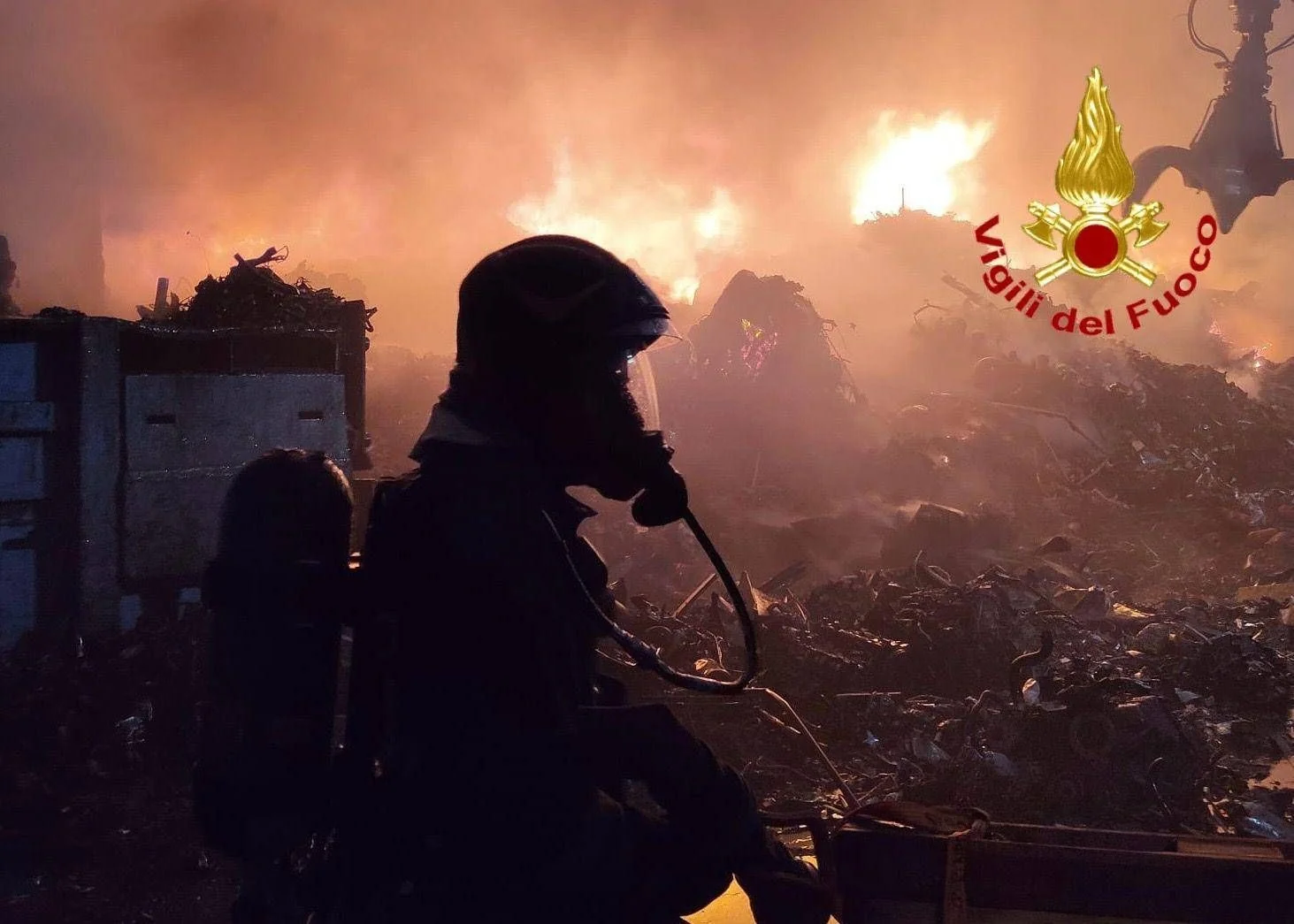Incêndio em empresa de resíduos em Bollate: 60 bombeiros combatem chamas; Arpa monitora qualidade do ar