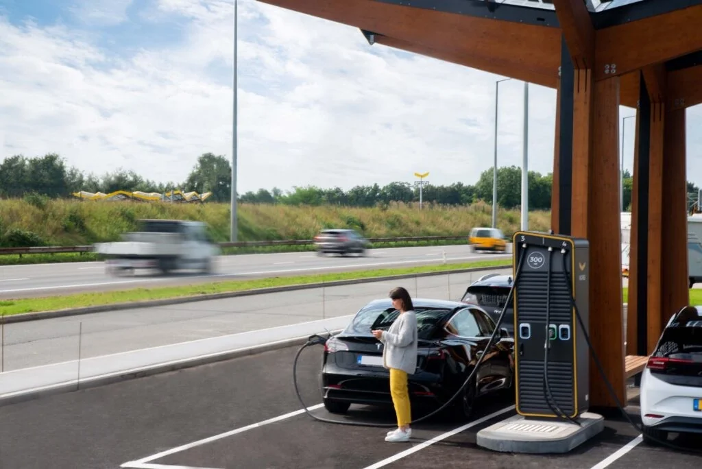 Pressão da indústria automotiva sobre metas de CO2 da UE pode custar €74 bilhões e enfraquecer a transição elétrica