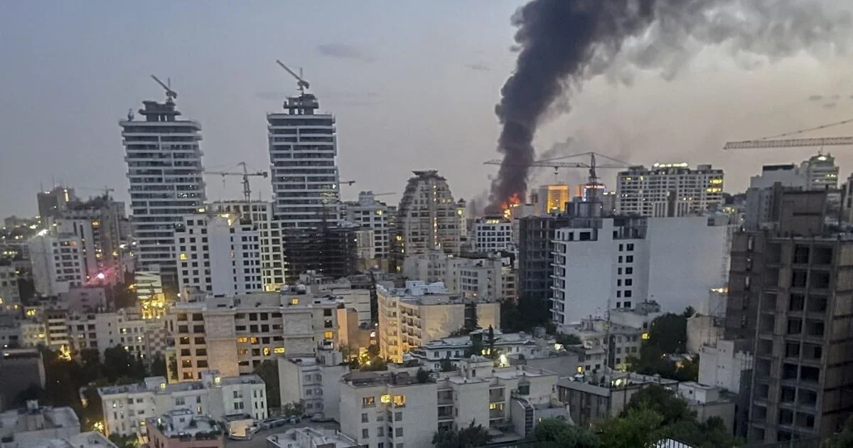 Irã lança o maior ataque de mísseis contra Israel desde o início da guerra; bloqueio de Ormuz é reafirmado