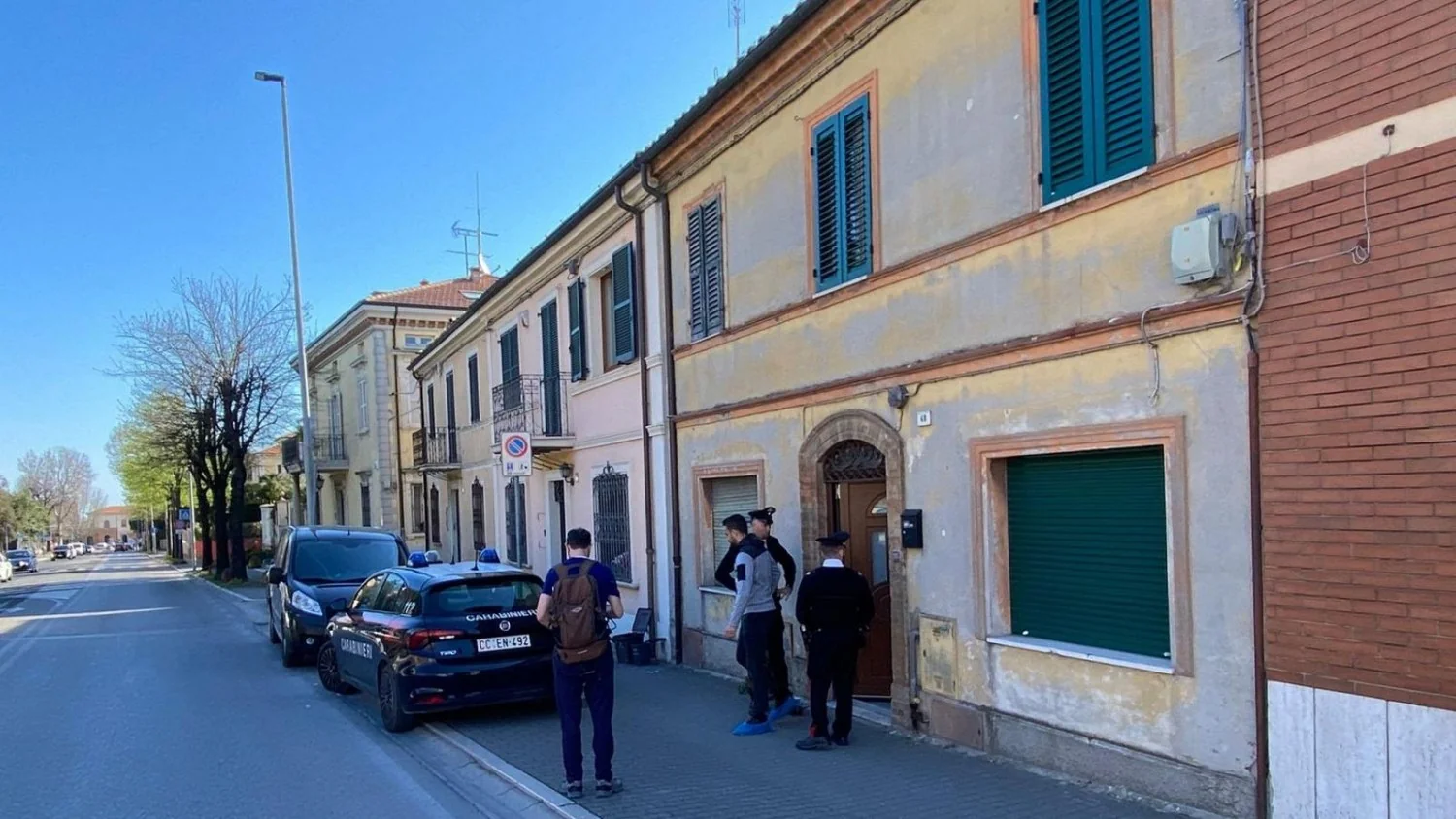 Jovem de 21 anos esfaqueia pais e irmão em Fano; dois em estado grave