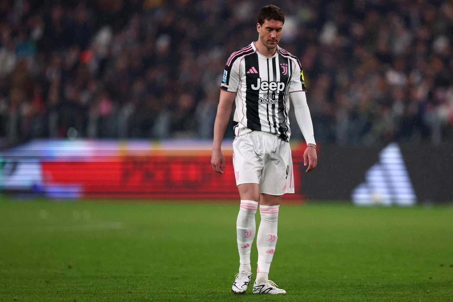 Vlahovic sofre nova lesão: Juventus confirma lesão de baixo grau no sóleo