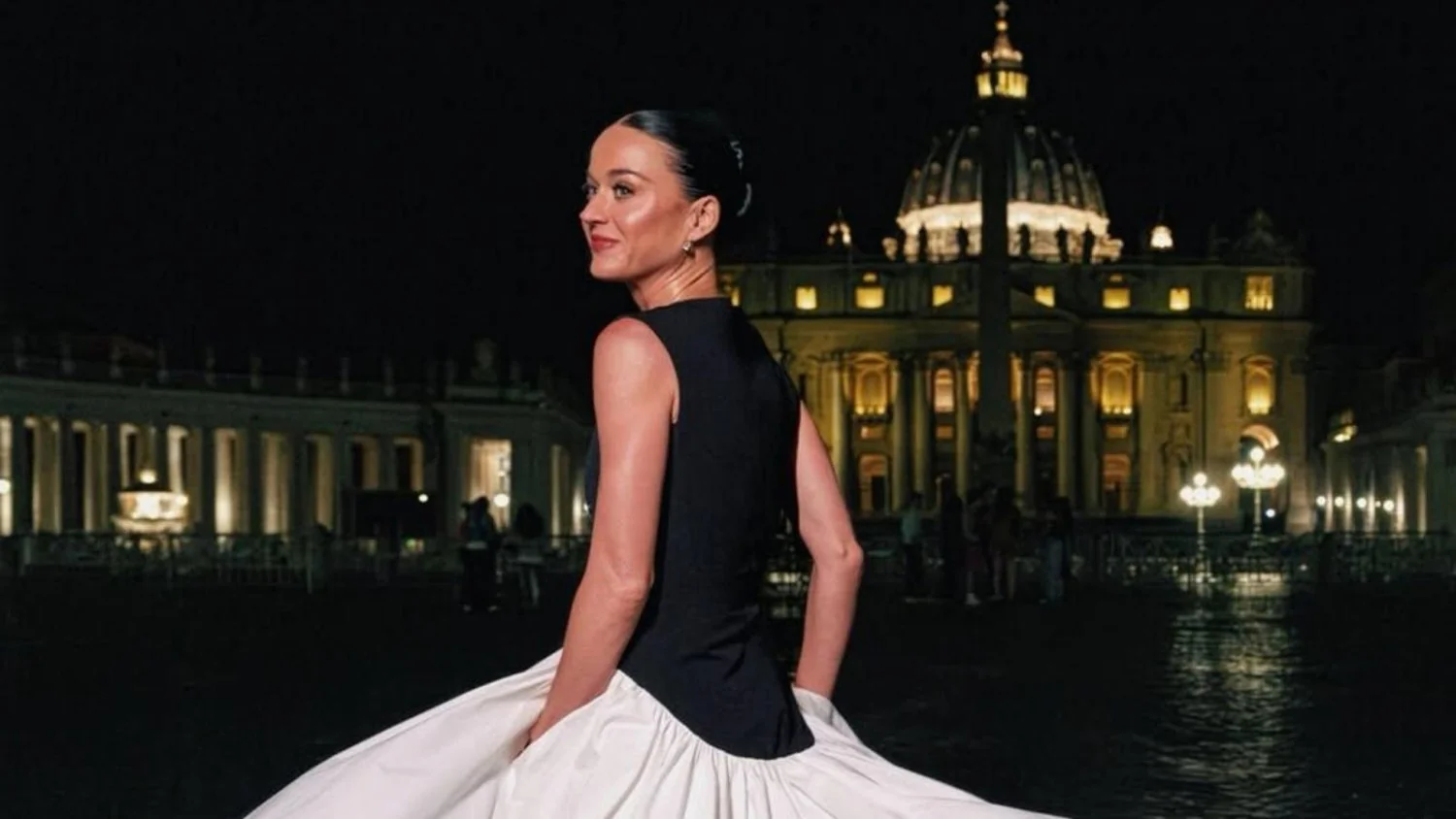 Katy Perry em Roma: cartão na Fontana di Trevi, passagem por San Pietro e show privado na Nuvola