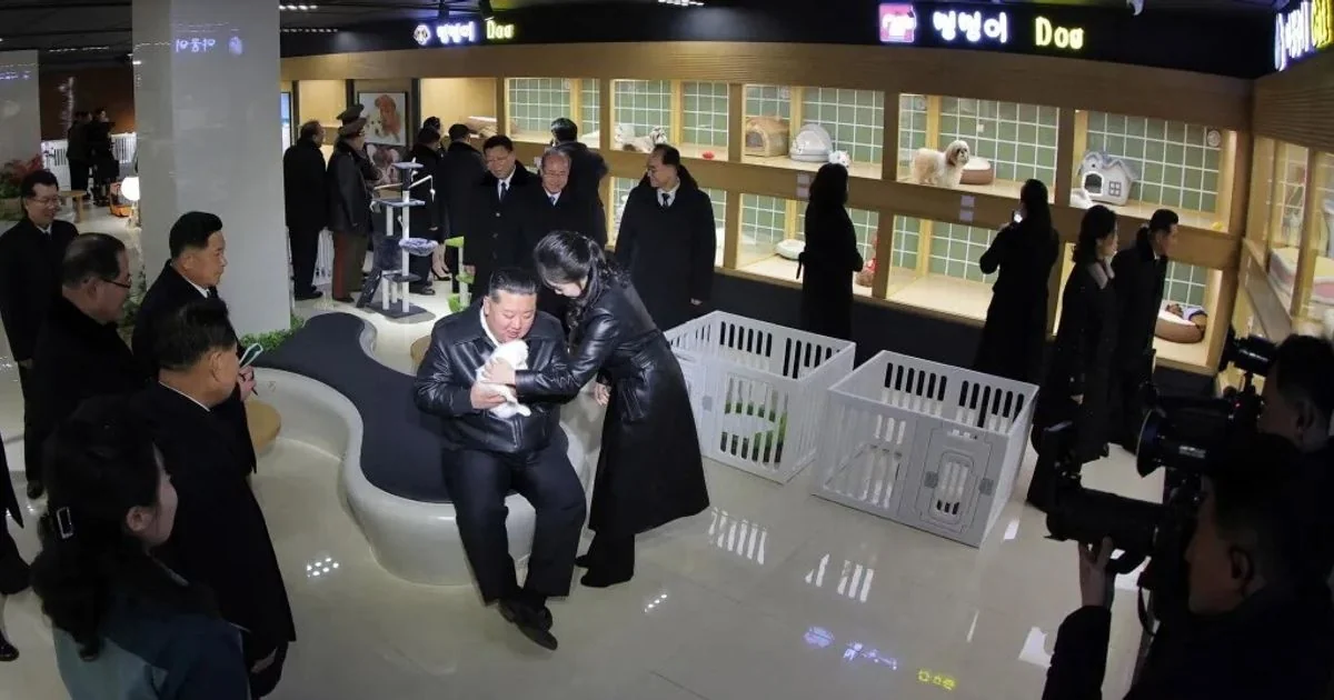 Kim Jong Un e Kim Ju Ae posam com filhotes em novo bairro de Pyongyang