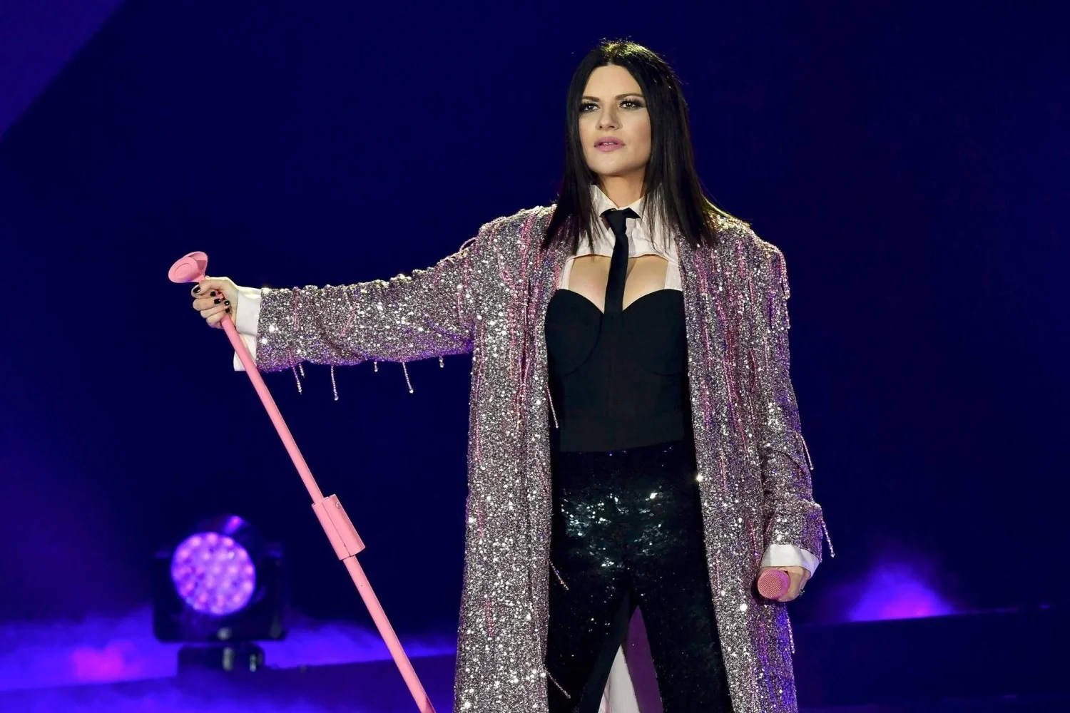 Laura Pausini interrompe show em Lima e repreende a primeira fila: "Pagam muito, mas não conhecem as canções"