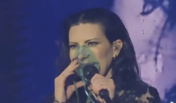 Laura Pausini interrompe show em Quito e recebe oxigênio no palco por causa da altitude