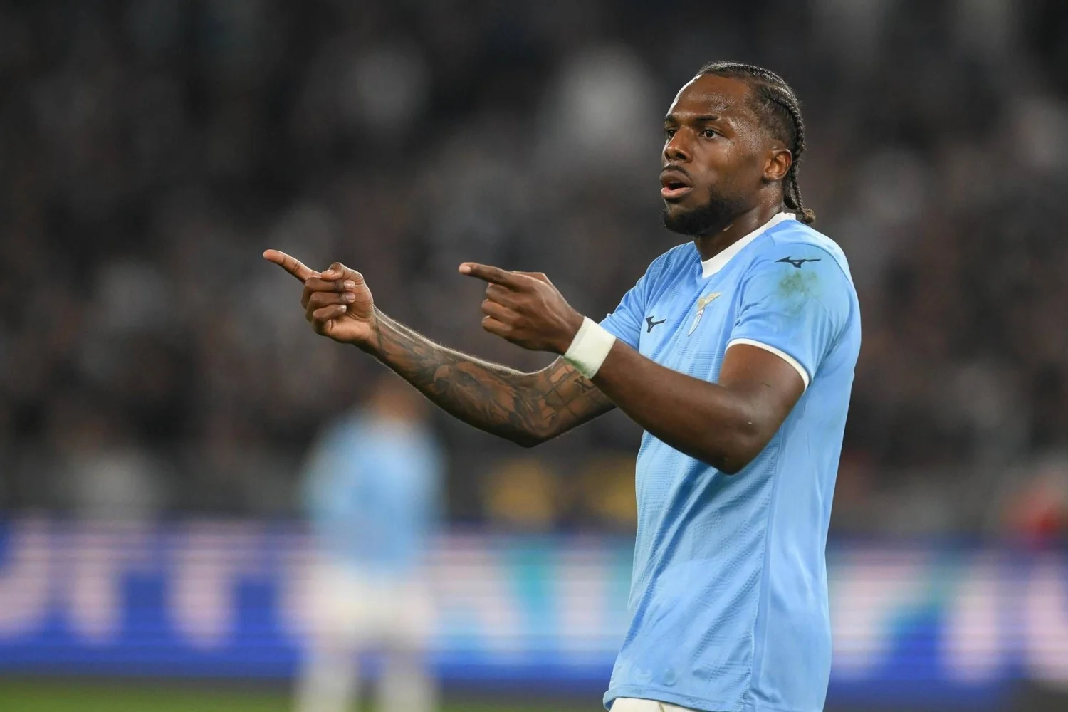 Lazio-Parma: protestos após toque de mão de Tavares geram controvérsia; VAR anula pênalti por impedimento inicial