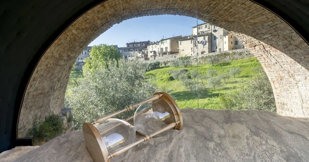 Leandro Erlich transforma arcos medievais em paisagens de areia em Colle Val d'Elsa