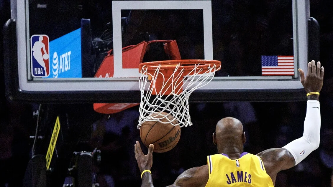 LeBron James leva Lakers ao 3-0 sobre Houston em vitória dramática por 112-108