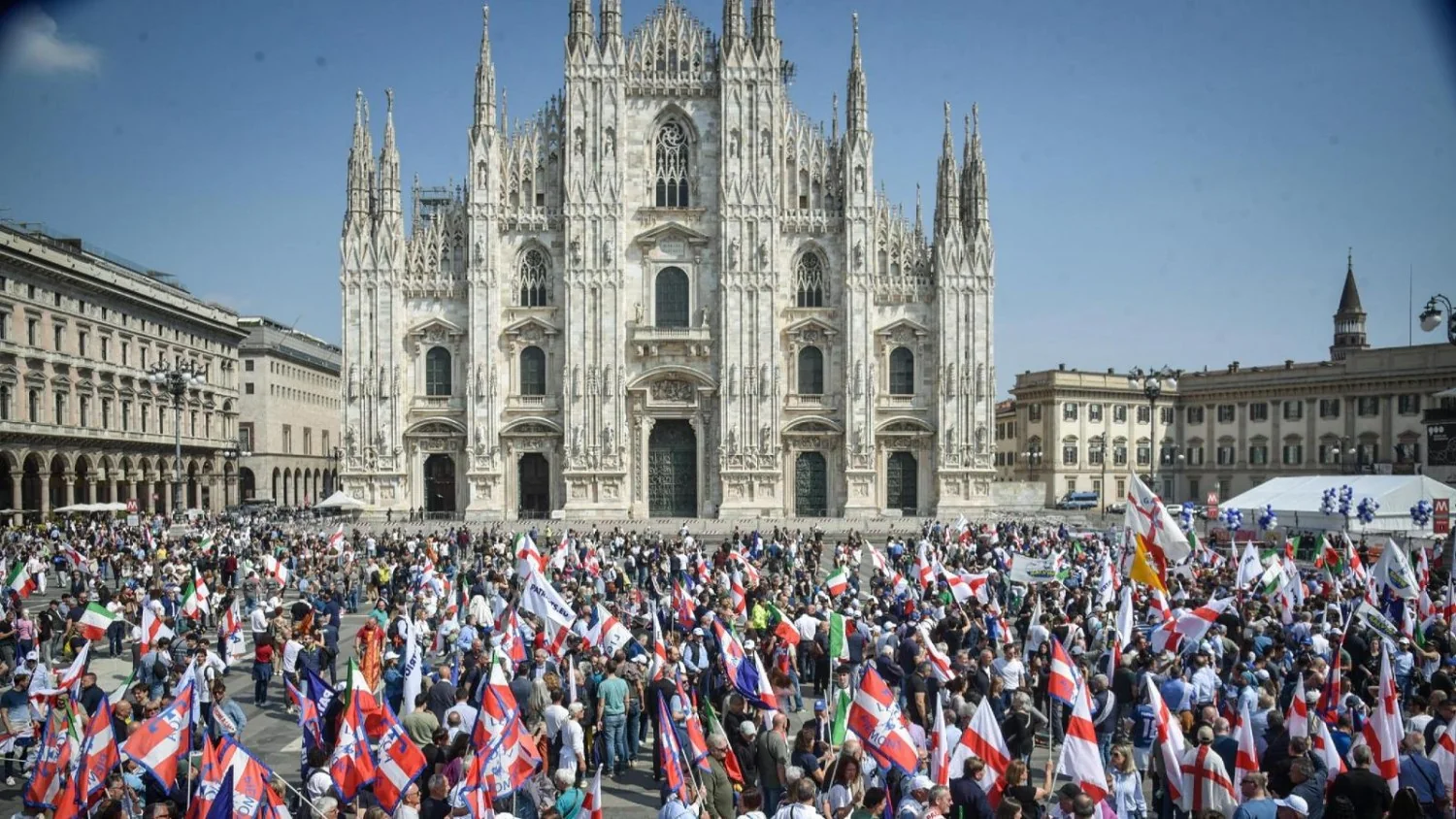 Manifestação da Lega em Milão: cantos contra muçulmanos e UE e presença de centros sociais
