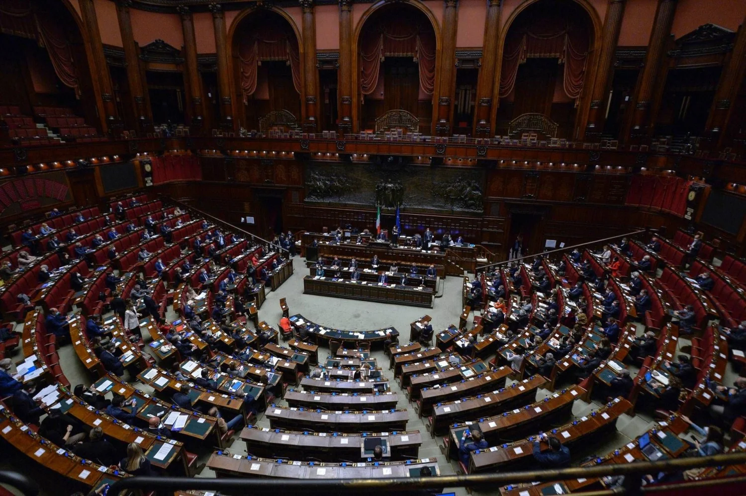 Lei eleitoral: Maioria propõe voto consular para italianos no exterior e tensão com a oposição