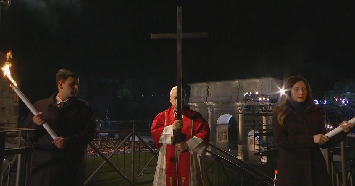 Leone XIV conduz Via Crucis no Colosseo e leva a cruz como apelo à paz no Médio Oriente