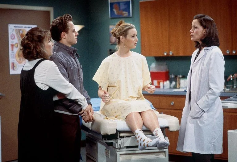Lisa Kudrow revela os bastidores sombrios de Friends: Invejas, críticas e a pressão sobre os roteiristas