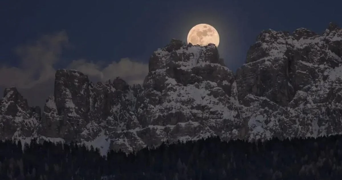 Lua cheia de Páscoa ilumina as Dolomitas: registro da astrofotógrafa Alessandra Masi revela quadro celestial