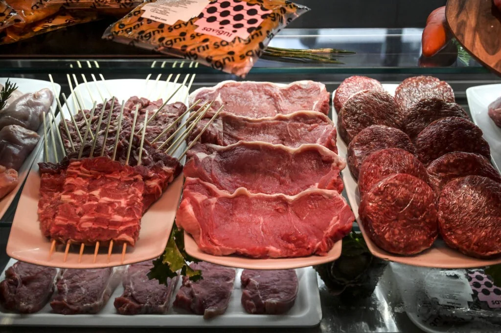 Revisitar Lucy: como a carne moldou a evolução humana e o debate contemporâneo sobre proteínas