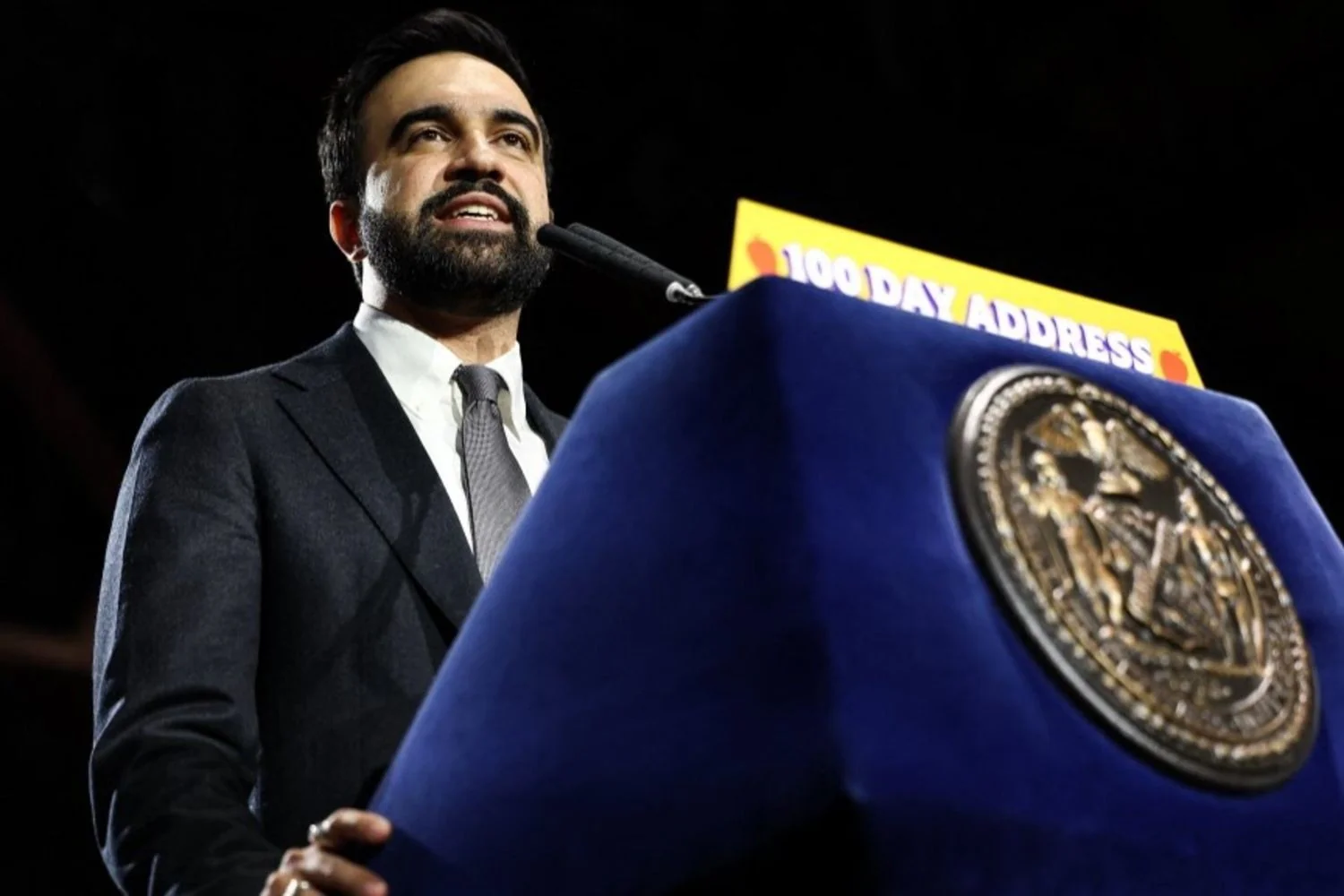 Mamdani nos 100 dias: reparos em 102.000 buracos e a 'política do passeio' que remodela Nova York