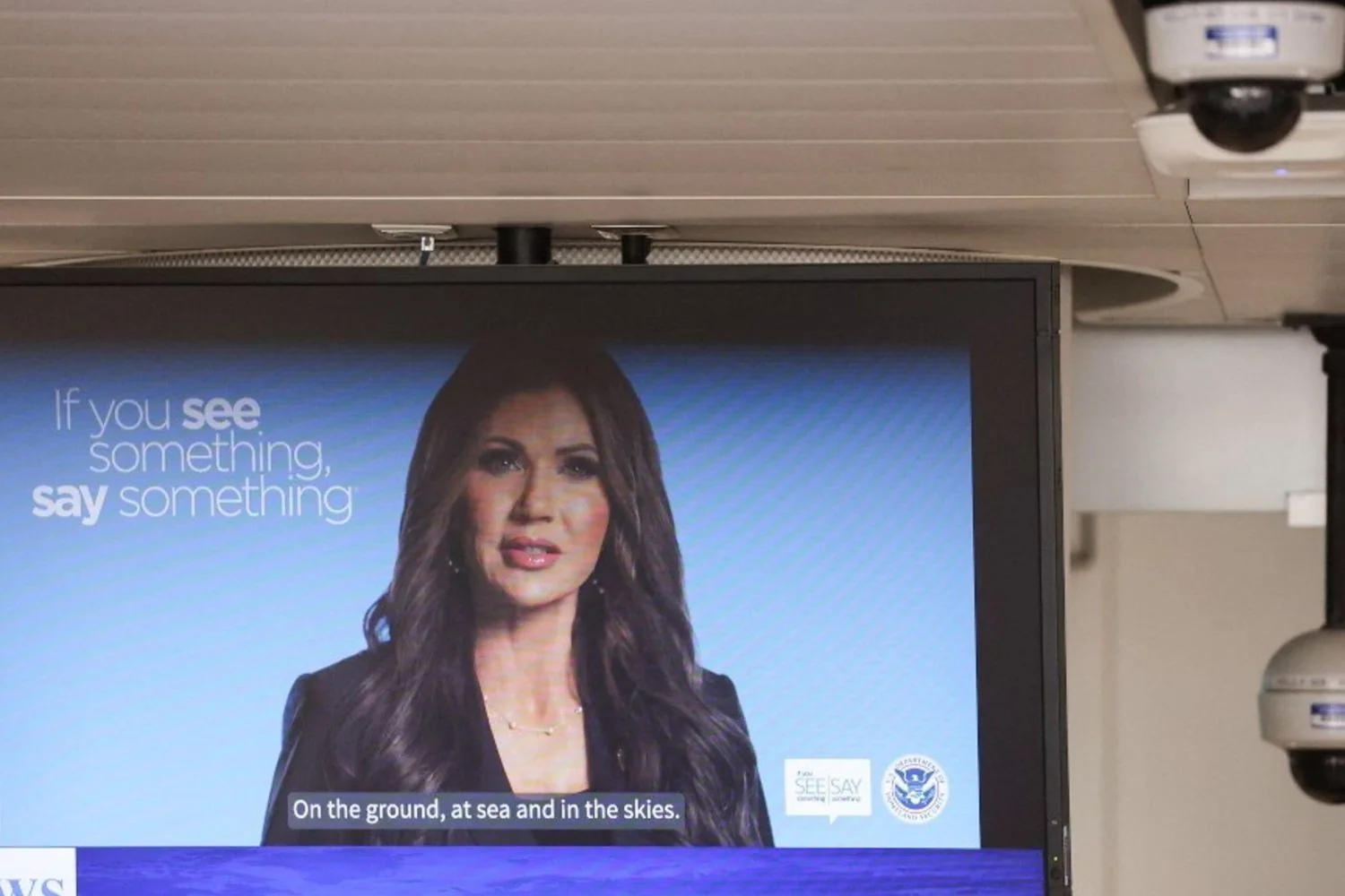 Escândalo em Washington: marido de Kristi Noem aparece travestido e gera nova crise política