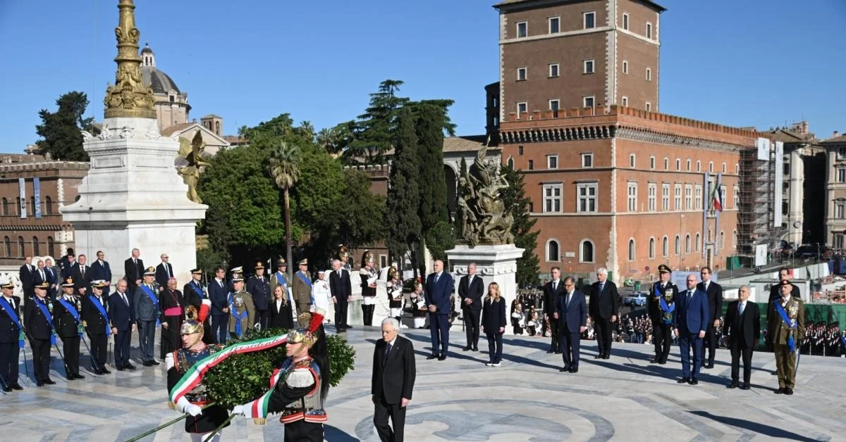 Mattarella deposita coroa no Altare della Patria no 25 de Abril; Crosetto alerta: “A liberdade não é um bem dado como adquirido”