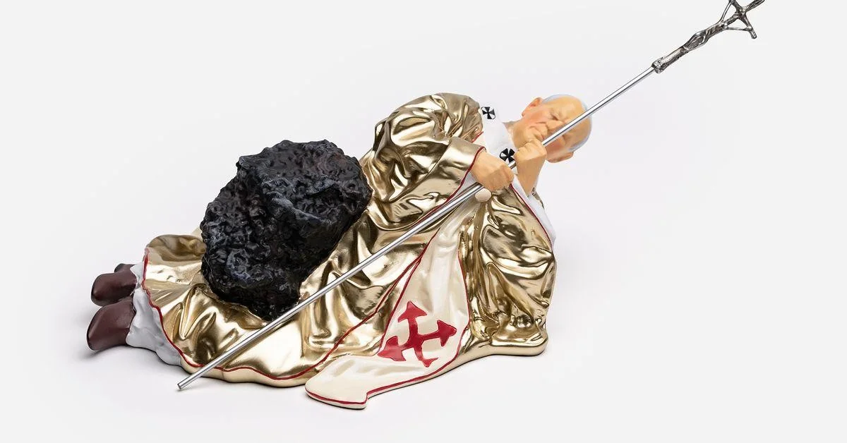 Cattelan relança 'La Nona Ora', abre linha telefônica de confissões e vende 666 miniaturas provocativas
