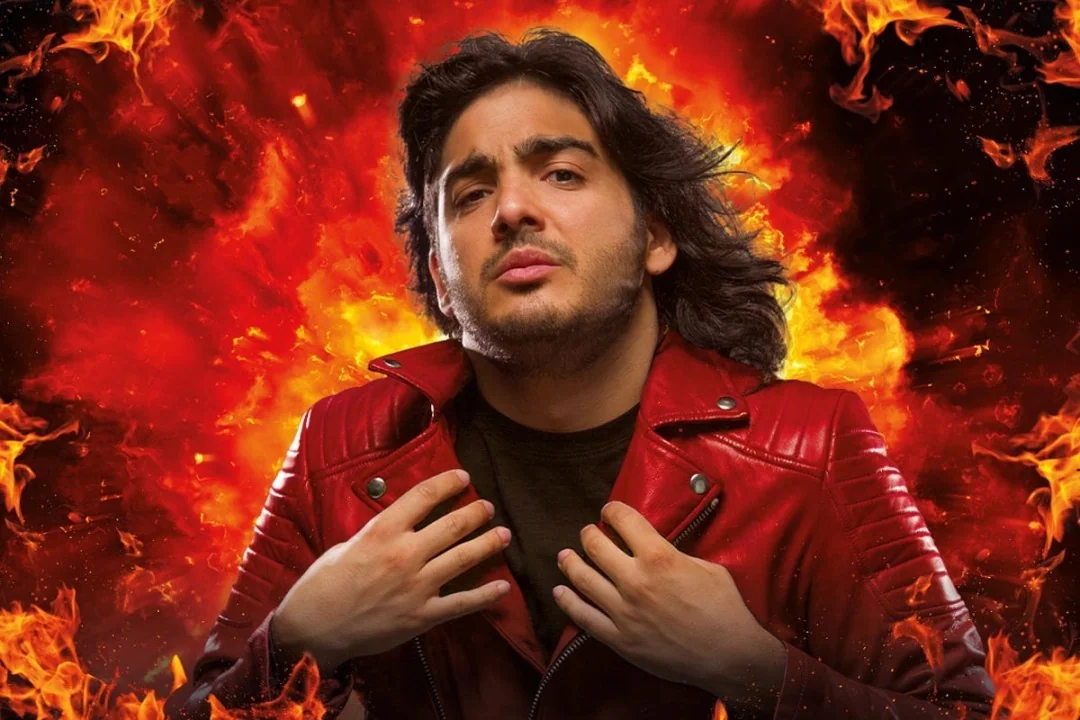 Max Angioni apresenta 'Anche meno' na Itália: o humor como espelho do nosso tempo