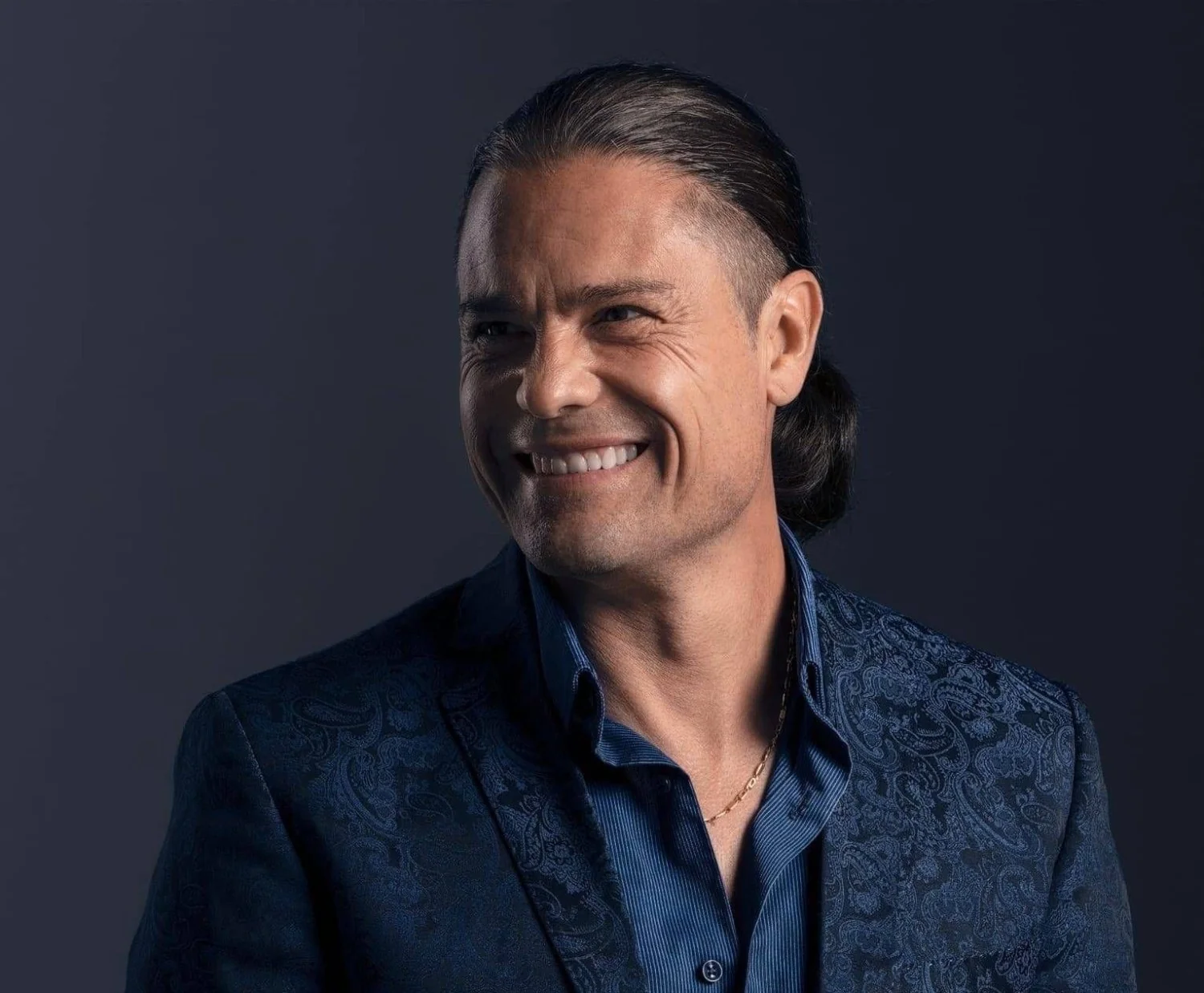 Max Corfini retorna com 'Sono nato funky': identidade, groove e otimismo