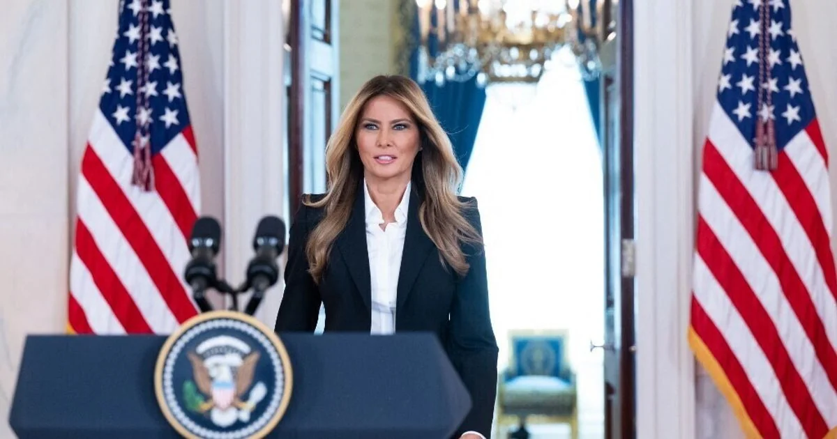 Melania Trump nega vínculos com Jeffrey Epstein e pede audiência pública: “Mentiras devem acabar”