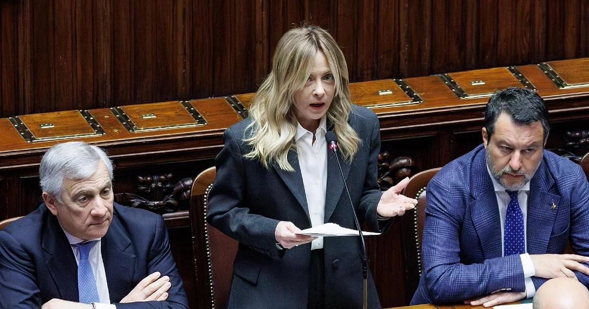 Meloni em debate no Parlamento: ameaça suspender pacto de estabilidade se crise energética piorar; oposição reage com críticas duras