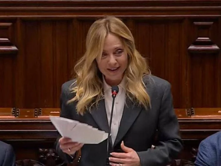 Meloni freia aplausos na Câmara durante informativa: "Ainda é longa, regà" e provoca a oposição